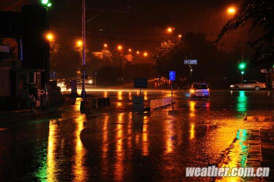 北京昨發(fā)今夏首個暴雨藍色預(yù)警 明日或中雨高溫驟降