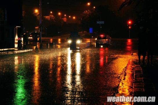 北京昨發(fā)今夏首個(gè)暴雨藍(lán)色預(yù)警 明日或中雨高溫驟降