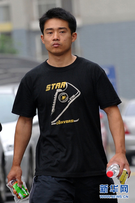地鐵口的托馬斯全旋——一個(gè)冠軍賣藝人的故事