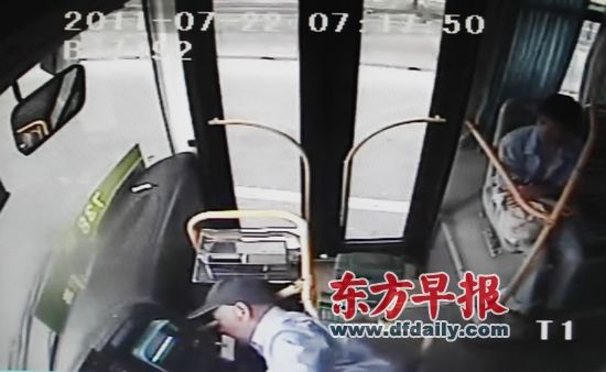 剎車哥臨危一踩救乘客 好司機(jī)義舉打動網(wǎng)友