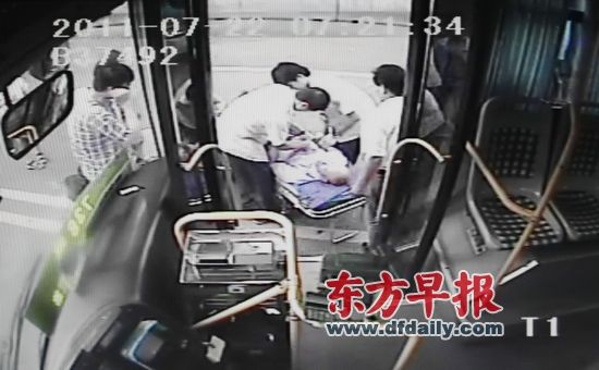 剎車哥臨危一踩救乘客 好司機(jī)義舉打動(dòng)網(wǎng)友