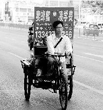 大二“蜂蜜男孩”賣蜂蜜湊學(xué)費 網(wǎng)友感動支持(圖)