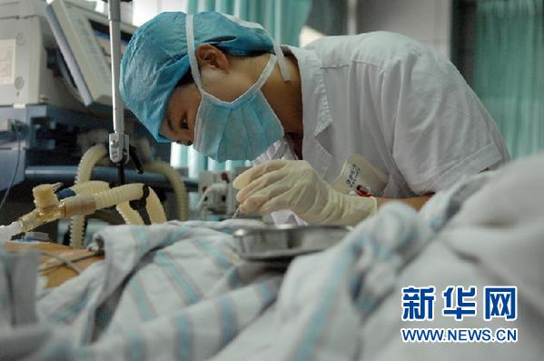 千方百計(jì)救治甬溫線事故傷者:1人1專家 1人1方案