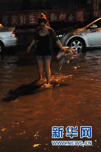 北京再次迎來強降雨 部分城區(qū)嚴(yán)重積水(組圖)