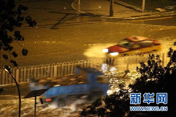 北京再次迎來(lái)強(qiáng)降雨 部分城區(qū)嚴(yán)重積水(組圖)