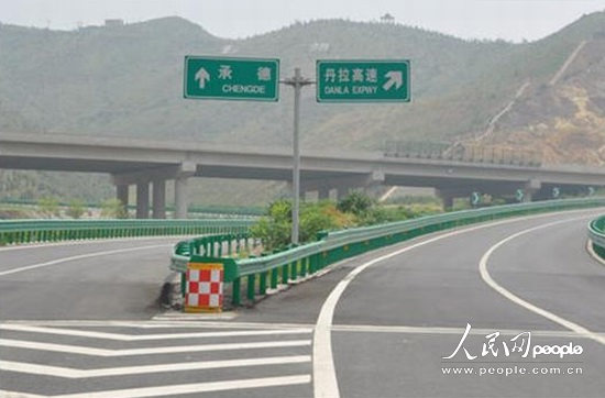 記者體驗京藏高速:堵車現(xiàn)象基本消失 命名仍未規(guī)范