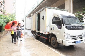 昆明驚現(xiàn)最牛房車 能做飯、看電視、上網(wǎng)