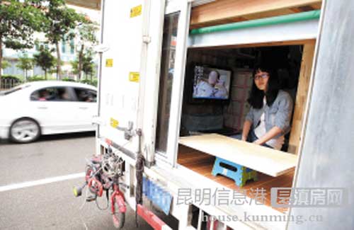 昆明驚現(xiàn)最牛房車 能做飯、看電視、上網(wǎng)