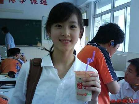 清華首批新生 網(wǎng)絡紅人“奶茶妹妹”受追捧