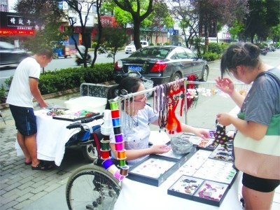 癱瘓妻子坐輪椅陪丈夫擺夜攤 “完美的愛”感動網(wǎng)友