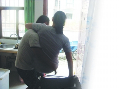 癱瘓妻子坐輪椅陪丈夫擺夜攤 “完美的愛”感動網(wǎng)友