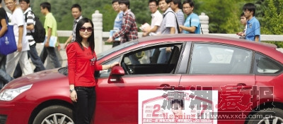 恨嫁美女鬧市高調(diào)征婚：有車(chē)有房待我如女王(圖)