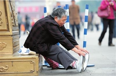 75歲老太堅持義務(wù)清理天安門垃圾17年(組圖)