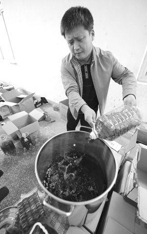 記者揭秘假洋酒制作過(guò)程:2分鐘就造一瓶(圖)
