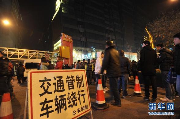蘋(píng)果iPhone4S上市 “果粉”通宵排隊(duì)