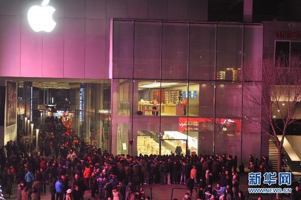 蘋(píng)果iPhone4S上市 “果粉”通宵排隊(duì)