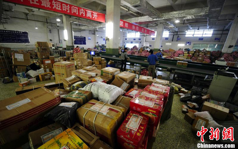 臨近春節(jié)快遞爆倉 中小型公司派送費(fèi)上漲（圖）