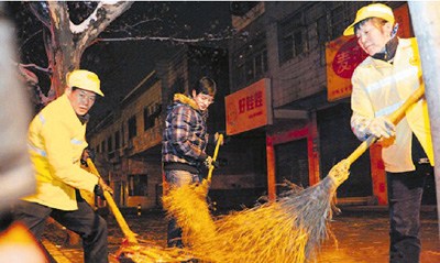 研究生幫環(huán)衛(wèi)工父母掃大街：盡孝道不覺得丟臉