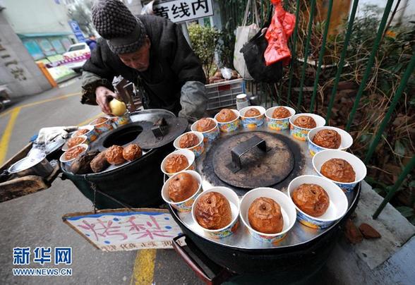 年近九旬自食其力　“烤梨爺爺”走紅網(wǎng)絡(luò)