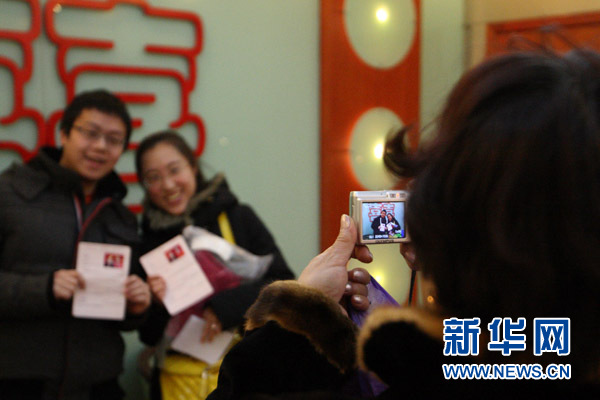 走訪情人節(jié)：扎堆結(jié)婚、鮮花傳情中的浪漫與甜蜜