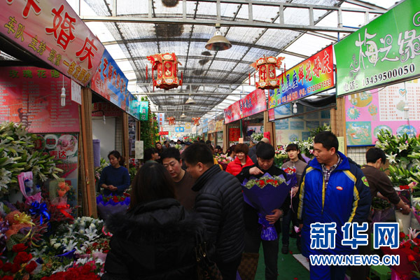 走訪情人節(jié)：扎堆結(jié)婚、鮮花傳情中的浪漫與甜蜜