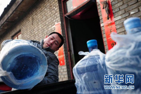 送1桶水捐2毛錢 “送水哥”“小錢大愛(ài)”感動(dòng)網(wǎng)絡(luò)