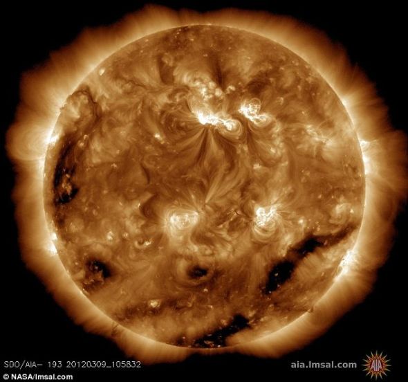 美衛(wèi)星拍太陽風暴震撼照：表面現(xiàn)巨大漩渦