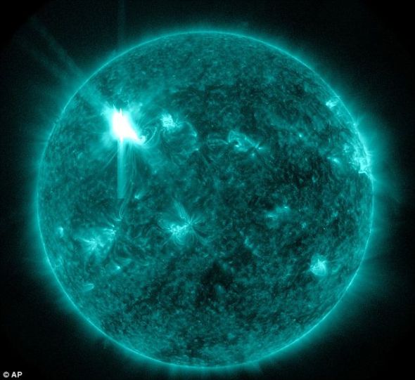 美衛(wèi)星拍太陽(yáng)風(fēng)暴震撼照：表面現(xiàn)巨大漩渦