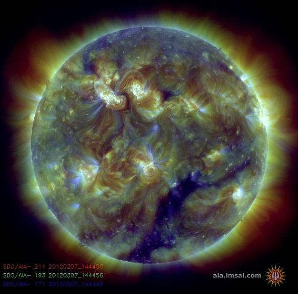 美衛(wèi)星拍太陽(yáng)風(fēng)暴震撼照：表面現(xiàn)巨大漩渦