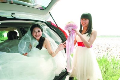 武漢一新娘婚紗長(zhǎng)520米 20位伴娘協(xié)助托婚紗