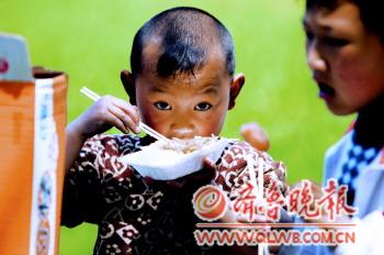 小學(xué)地段偏無(wú)食堂 7旬老太步行15里給孫子送飯