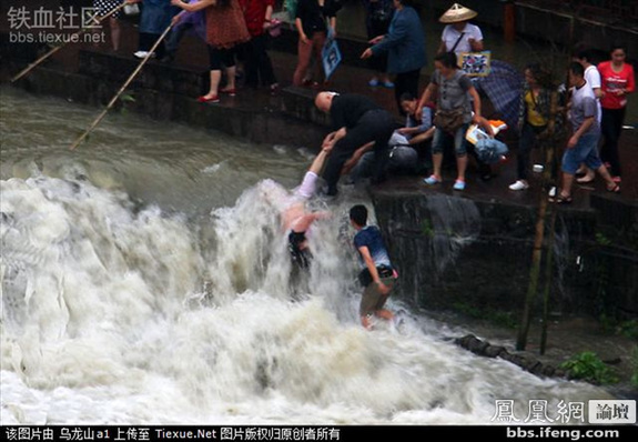 命懸一線！實拍鳳凰古城暴雨中震撼一幕