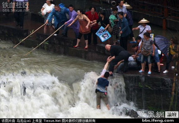 命懸一線！實拍鳳凰古城暴雨中震撼一幕