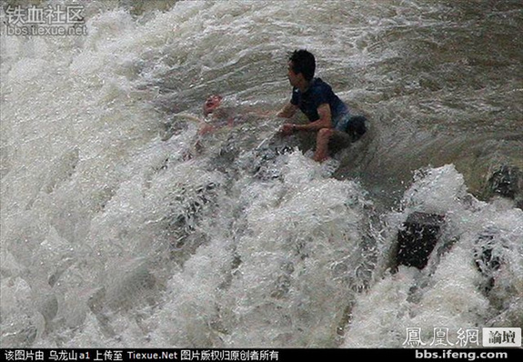 命懸一線！實(shí)拍鳳凰古城暴雨中震撼一幕