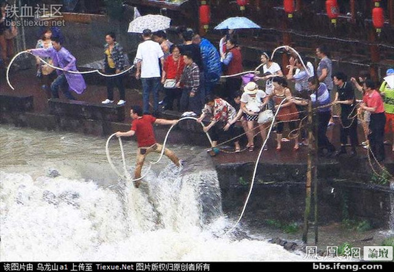 命懸一線！實拍鳳凰古城暴雨中震撼一幕