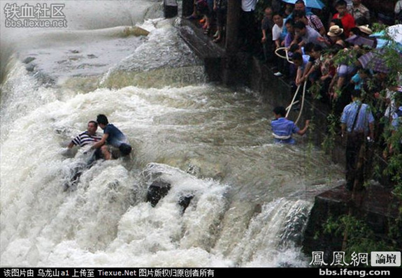 命懸一線！實拍鳳凰古城暴雨中震撼一幕