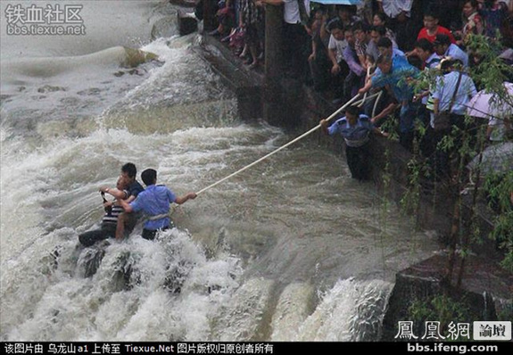 命懸一線！實拍鳳凰古城暴雨中震撼一幕