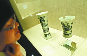 首博展出鑒寶節(jié)目曝光贗品 觀眾近距離辨真?zhèn)?/></p>

<p><span>這是贗品瓷器“崇禎青花筆筒”（右）和館藏真品“康熙青花花鳥觚”（左）同臺(tái)展出。記者 方非攝</span></p>

<p><span>記者 韓亞棟</span></p>

<p><span>北京電視臺(tái)的《天下收藏》節(jié)目，向來以主打“去偽存真”理念而著稱；不過今天，一批在這檔電視鑒寶節(jié)目中被專家慧眼識(shí)出的贗品文物，卻被“請(qǐng)”進(jìn)了首都博物館，并且和真正的文物藏品來了一次針鋒相對(duì)的“較量”。從今天起至10月14日，《“假”如這樣—真“假”藏品對(duì)比展》在首博圓廳二層展廳舉行。該展覽由市文物局和市廣電局主辦、首都博物館和北京電視臺(tái)承辦，共有40余件真品與30余件贗品一同進(jìn)行展出。</span></p>

<p><span style=
