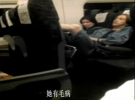 外籍音樂家動(dòng)車當(dāng)眾脫鞋引發(fā)沖突 辱罵中國(guó)乘客(圖)