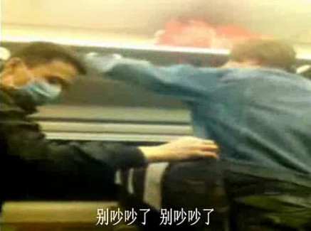 外籍音樂(lè)家動(dòng)車當(dāng)眾脫鞋引發(fā)沖突 辱罵中國(guó)乘客(圖)