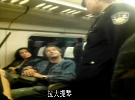 外籍音樂(lè)家動(dòng)車(chē)當(dāng)眾脫鞋引發(fā)沖突 辱罵中國(guó)乘客(圖)