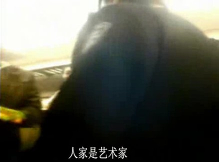 外籍音樂家動(dòng)車當(dāng)眾脫鞋引發(fā)沖突 辱罵中國(guó)乘客(圖)