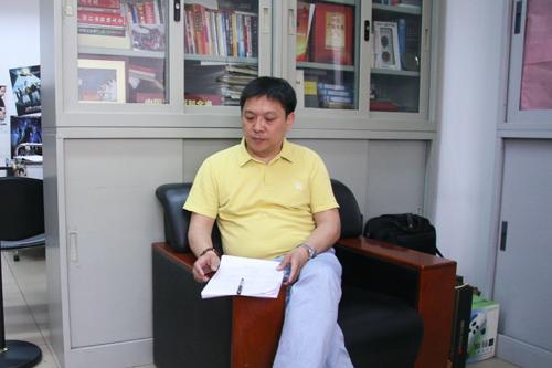 央視“六一”晚會總導(dǎo)演尹永斌談《幸福像花兒一樣》