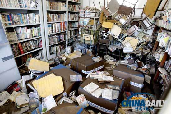 北京暴雨致一小學(xué)萬(wàn)余冊(cè)圖書被淹