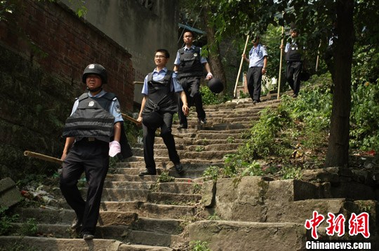 重慶警方追捕周克華第4日現(xiàn)場(chǎng)見聞：高溫下封山搜捕