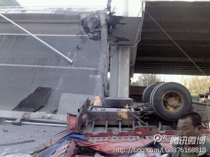 哈爾濱陽(yáng)明灘大橋斷裂 4車墜橋3死5傷