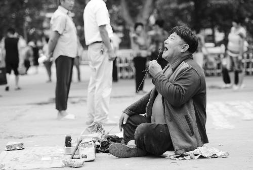 傻子？義丐！70歲傳奇乞丐養(yǎng)大了5個棄嬰（圖）