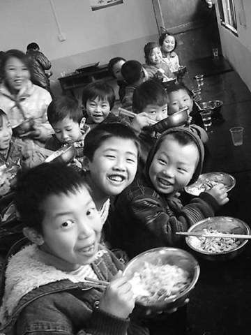 兩千多萬學(xué)生受益免費(fèi)午餐 仍有地方政府工作不力