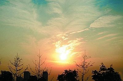 武漢天空出現(xiàn)“火鳳凰” 專家稱是普通云霞(圖)