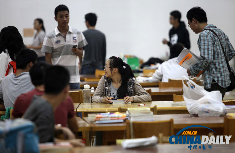 “考研大戰(zhàn)”從搶座開始 學生凌晨圖書館外排隊